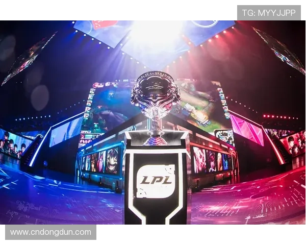 《电竞圈新动向：热门游戏更新引发玩家热议 电竞赛事激烈对抗引爆全网关注》