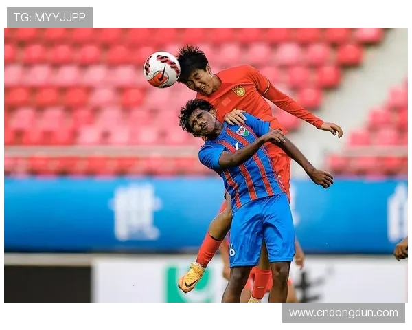 中国男足亚预赛主场惊险取胜年轻球员爆发展现团队坚韧精神