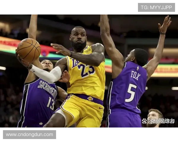 字母哥复出引领雄鹿豪取连胜 詹姆斯关键时刻救主湖人鏖战加时险胜勇士