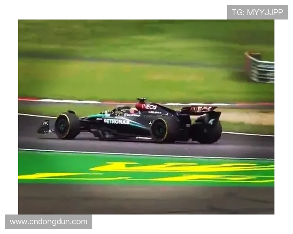 F1车队大战再升级 赛季倒计时冲刺引发车迷热议