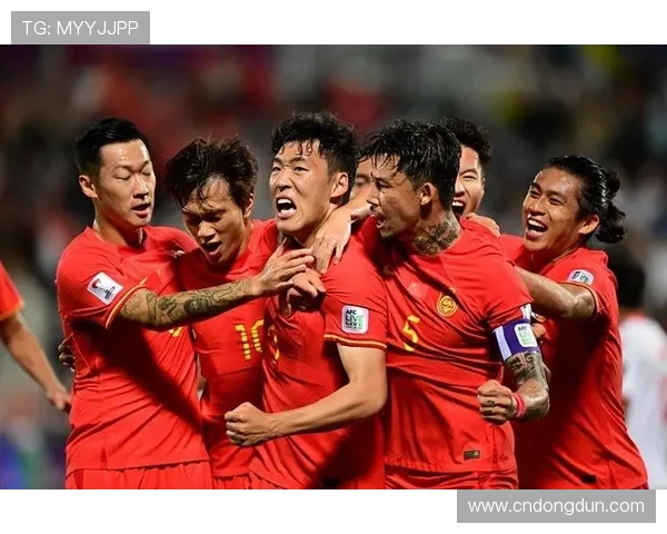 国足新帅亮相联赛争冠白热化青训改革引发球迷与业内热议