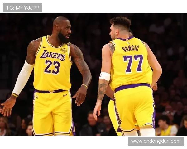 詹姆斯领衔湖人关键战取胜西部格局再起波澜交易暗流涌动季后赛前景受关注